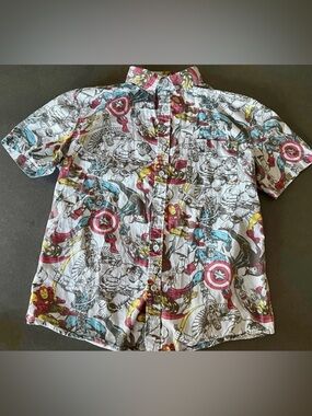 Shirt Short Sleeve Marvel Avengers Shirt Thor Hulk Iron Man 
men’s small